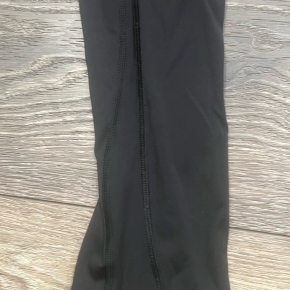 Lululemon leggings mesh crop size 4 - Picture 3 of 4
